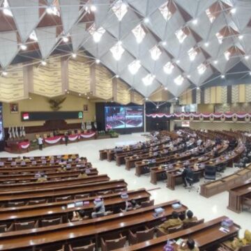 RAPAT: Suasana paripurna penyampaian laporan hasil kerja Pansus Investigasi Pertambangan DPRD Kaltim.