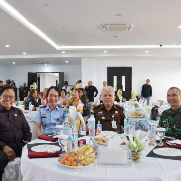 Wakil Ketua Komisi I DPRD Kaltim Yusuf Mustafa (paling kiri) mewakili Pimpinan DPRD Kaltim menghadiri Pengantar Tugas dan Perkenalan Pejabat Baru di Kejaksaan Tinggi Kalimantan Timur