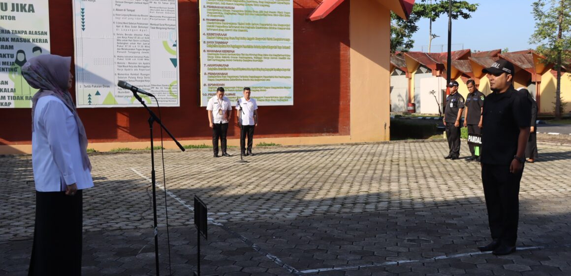 Sekretaris Dewan Dra. Hj. Norhayati US, M.Si saat memimpin Apel Pagi di halaman belakang Gedung B Kantor DPRD Kaltim, Rabu (26/4/2023).