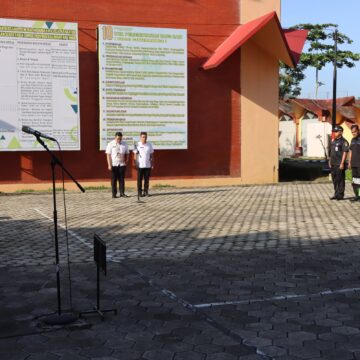 Sekretaris Dewan Dra. Hj. Norhayati US, M.Si saat memimpin Apel Pagi di halaman belakang Gedung B Kantor DPRD Kaltim, Rabu (26/4/2023).