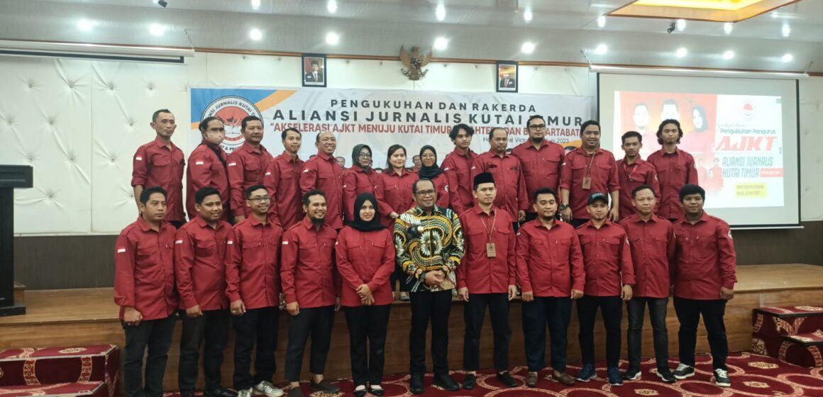 Wakil Bupati Kabupaten Kutai Timur (Kutim) Kasmidi Bulang yang sekaligus Dewan Pembina AJKT melantik dan mengukuhkan pengurus AJKT periode 2023-2025