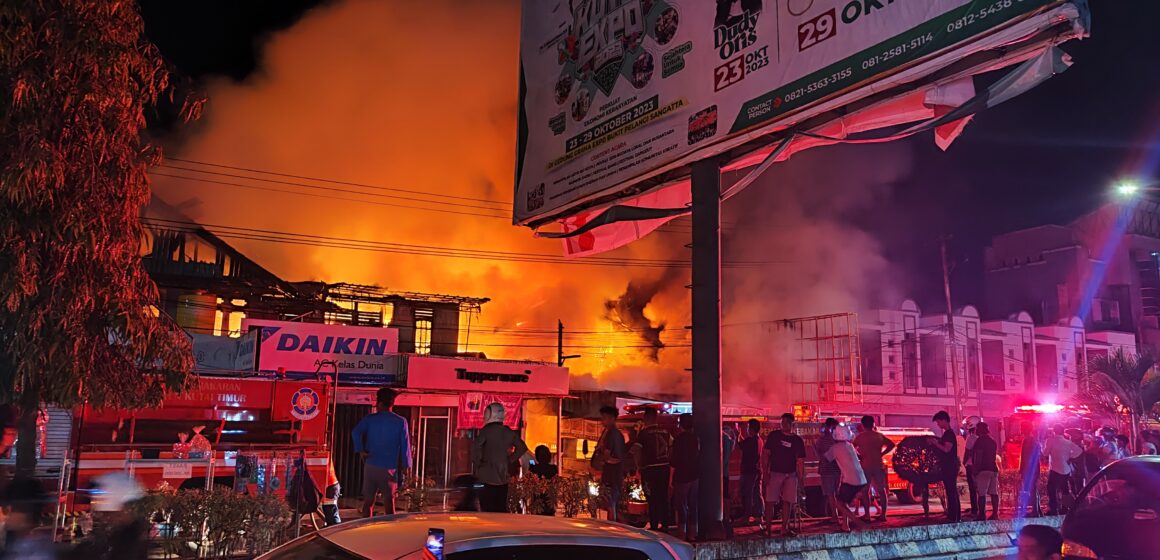 Kebakaran Hebat Lahap Tiga Rumah