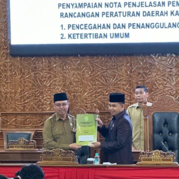 Paripurna DPRD Kutim Penyampaian Pandangan Umum Fraksi Terhadap Dua Raperda Inisiatif Pemerintah