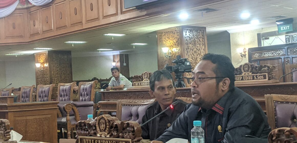 Faizal Rachman Lakukan Interupsi dalam Rapat Paripurna Ke 28 DPRD Kutim