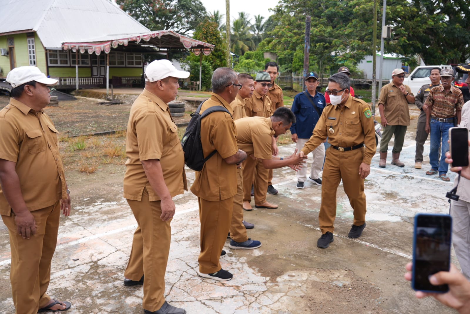 Pulang Kunker, Bupati Ardiansyah Tinjau Progres Pengaspalan Jalan Poros Sangatta-Rantau Pulung