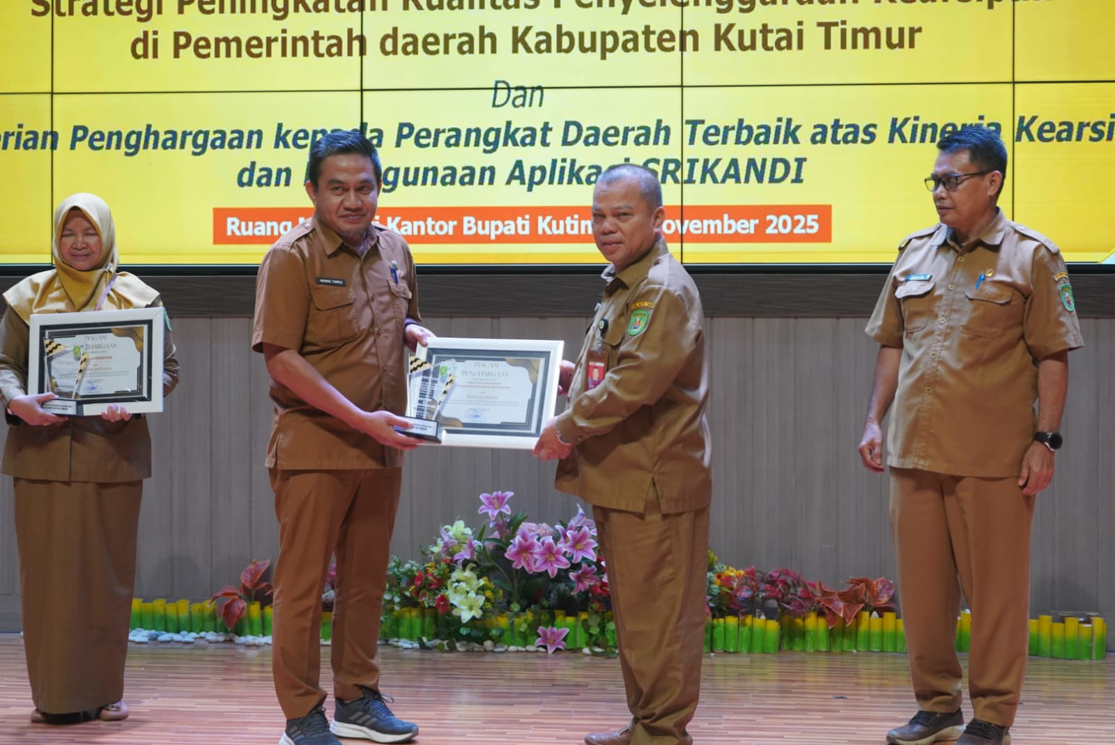 Dispusip Kutim Beri Penghargaan PD Pengelola Arsip dan Pengguna Srikandi Terbaik