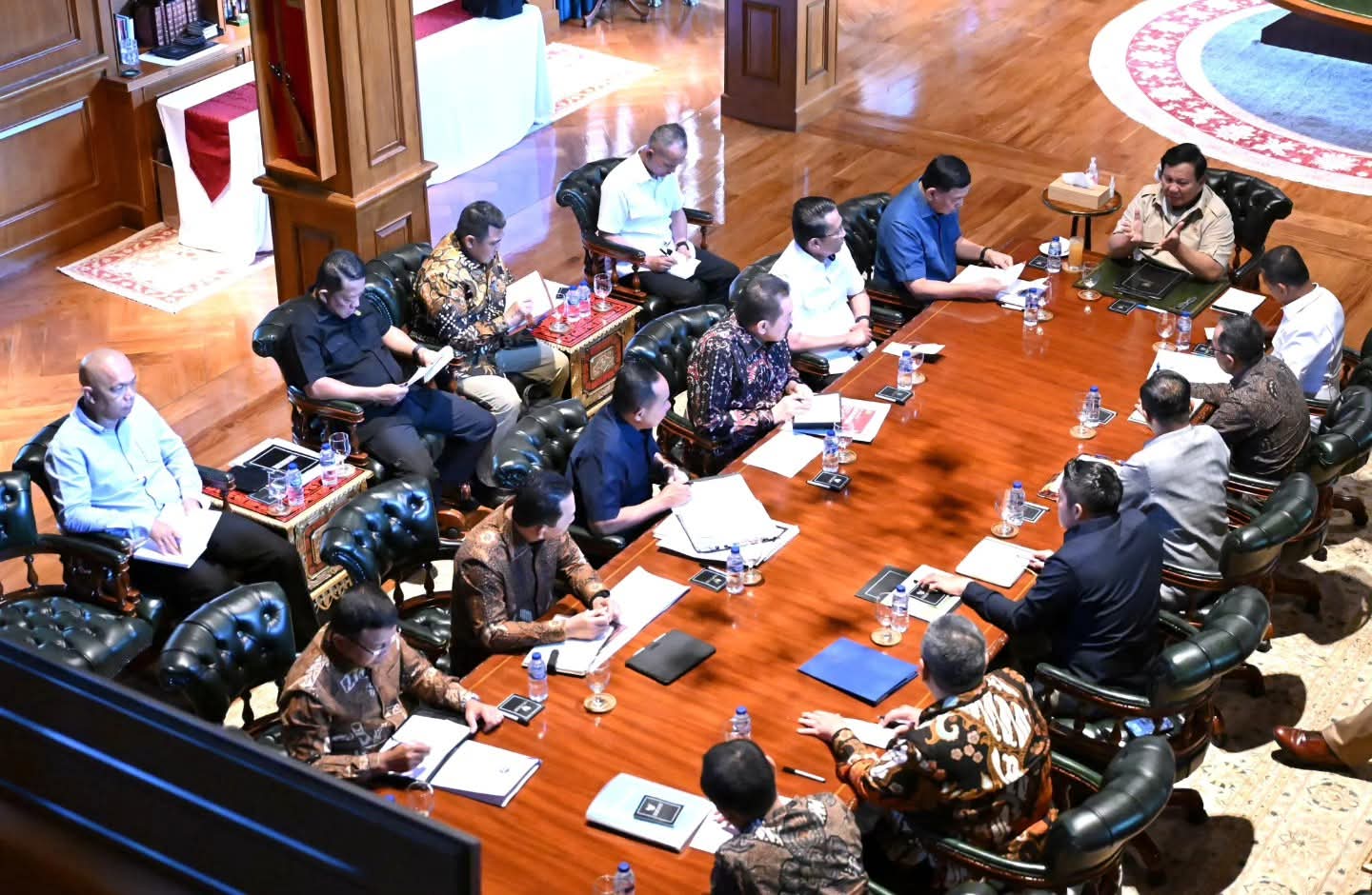 Presiden Prabowo Subianto mengadakan pertemuan dengan sejumlah anggota Kabinet Merah Putih di kediamannya di Hambalang, Bogor, pada Minggu, 23 November 2025.