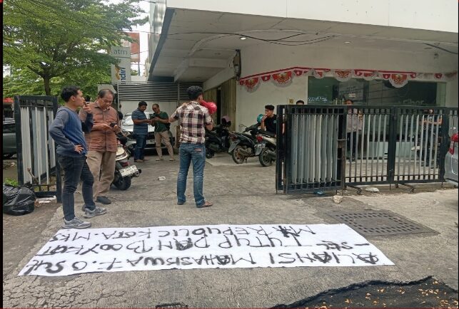 Headline: Makassar Membara! Mahasiswa Kepung MyRepublic, Vendor Asing Diduga Rampok Warga!