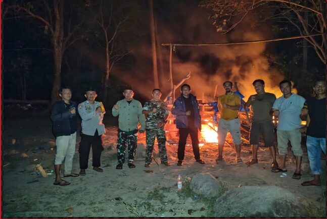 TINDAK CEPAT POLSEK UJUNG LOE: ARENA SABUNG AYAM PEMBUKTIAN PERJUDIAN DI DESA SEPPANG DIBAKAR HINGGA HABIS