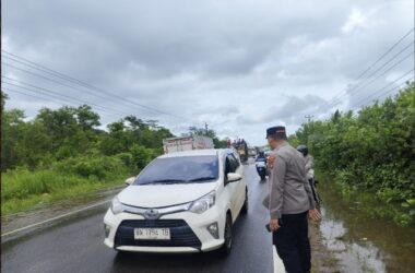 GERAK CEPAT POLSEK MERAWANG PATROLI ANTISIPASI BANJIR DI DESA PAGARAWAN DAN BATURUSA