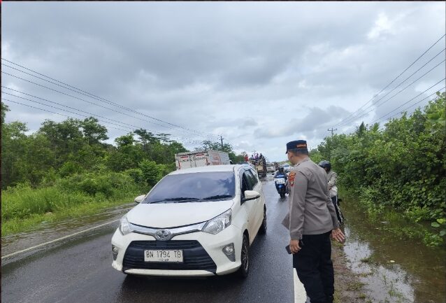 GERAK CEPAT POLSEK MERAWANG PATROLI ANTISIPASI BANJIR DI DESA PAGARAWAN DAN BATURUSA